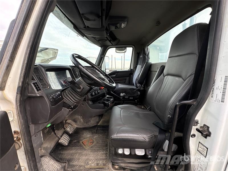 International LT625 6x4 T/A Day Cab Truck Tractor Trekkvogner