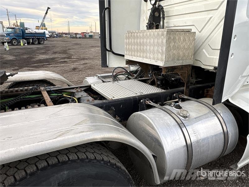 International LT625 6x4 T/A Day Cab Truck Tractor Trekkvogner