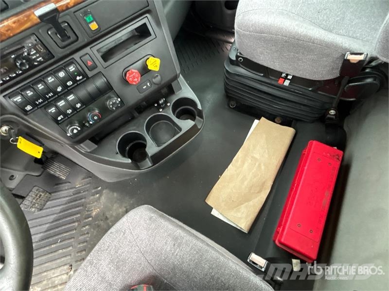 International LT625 6x4 T/A Day Cab Truck Tractor Motrici e Trattori Stradali