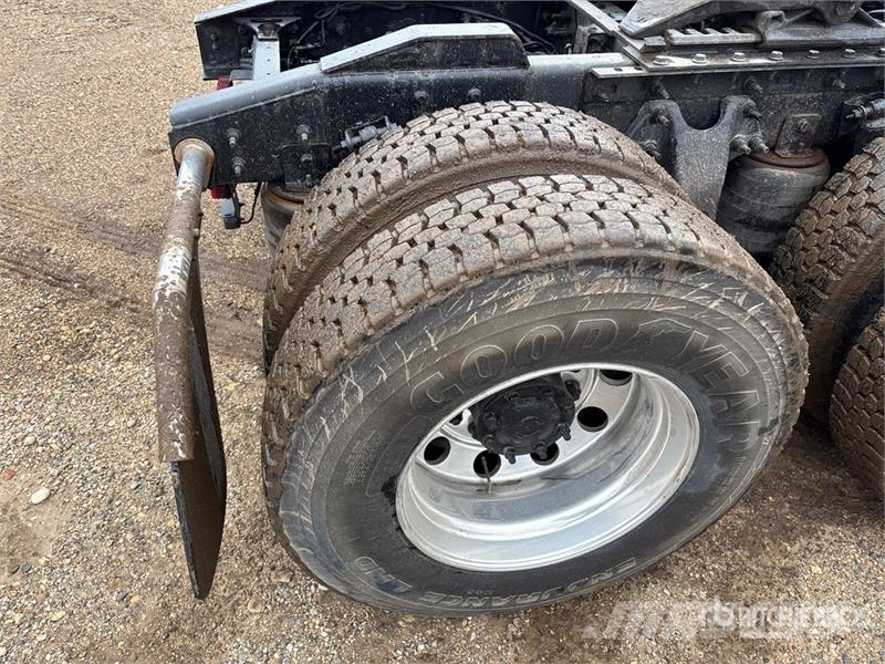 International LT625 6x4 T/A Day Cab Truck Tractor Motrici e Trattori Stradali