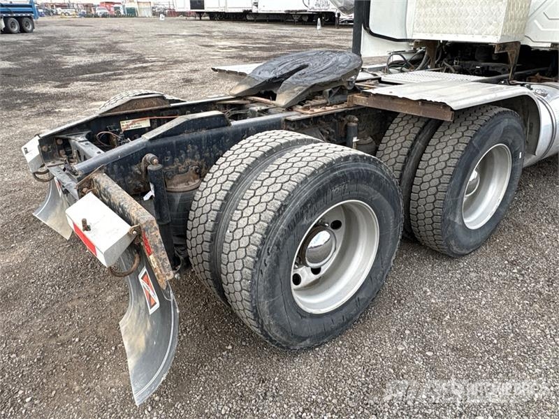 International LT625 6x4 T/A Day Cab Truck Tractor Trekkvogner