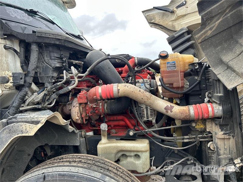 International LT62F 6x4 T/A Sleeper Truck Tractor (Inoperable) Влекачи