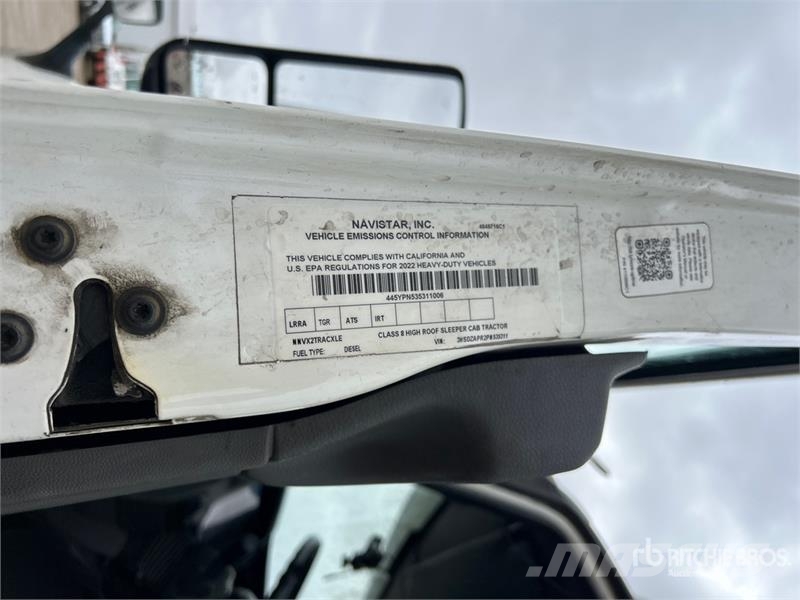 International LT62F 6x4 T/A Sleeper Truck Tractor (Inoperable) Влекачи