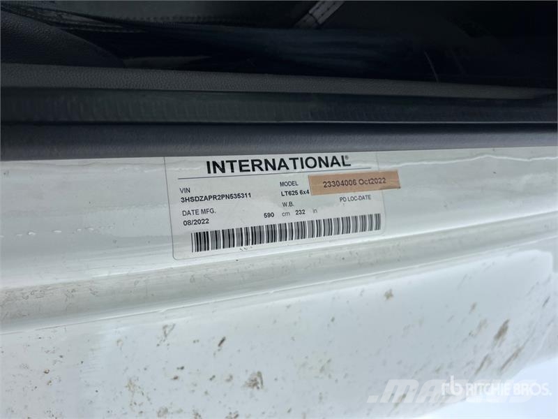 International LT62F 6x4 T/A Sleeper Truck Tractor (Inoperable) Влекачи