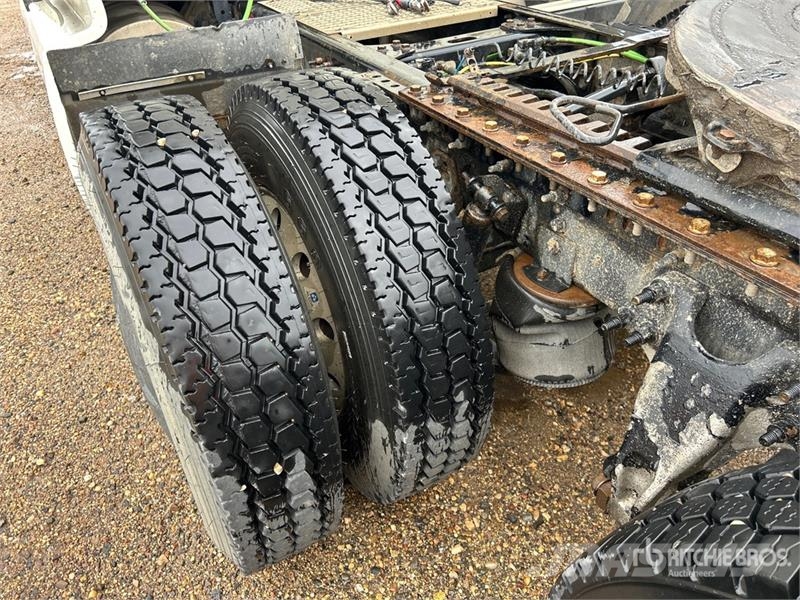 International LT62F 6x4 T/A Sleeper Truck Tractor (Inoperable) Влекачи