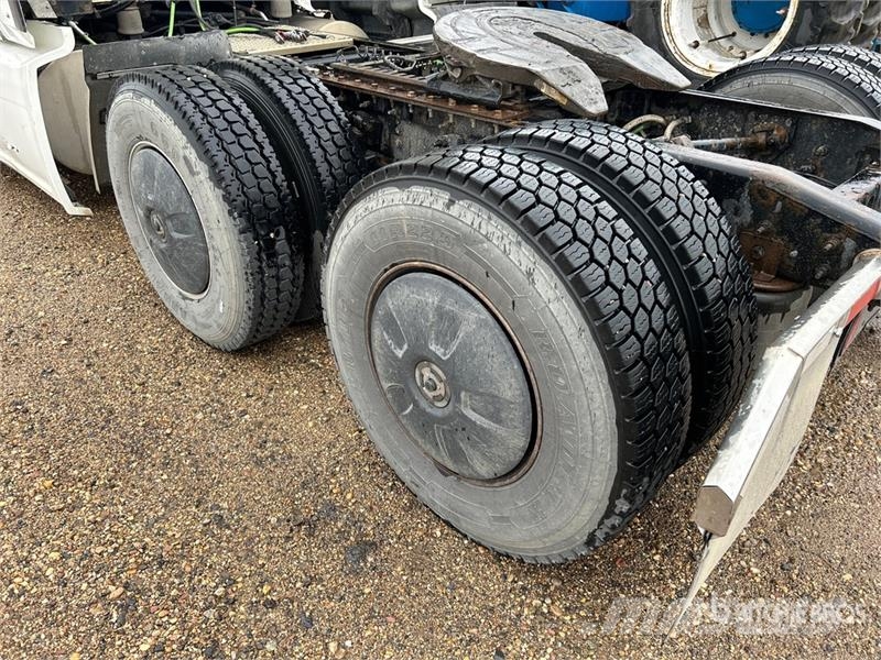 International LT62F 6x4 T/A Sleeper Truck Tractor (Inoperable) Влекачи