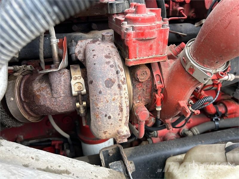 International LT62F 6x4 T/A Sleeper Truck Tractor (Inoperable) Влекачи