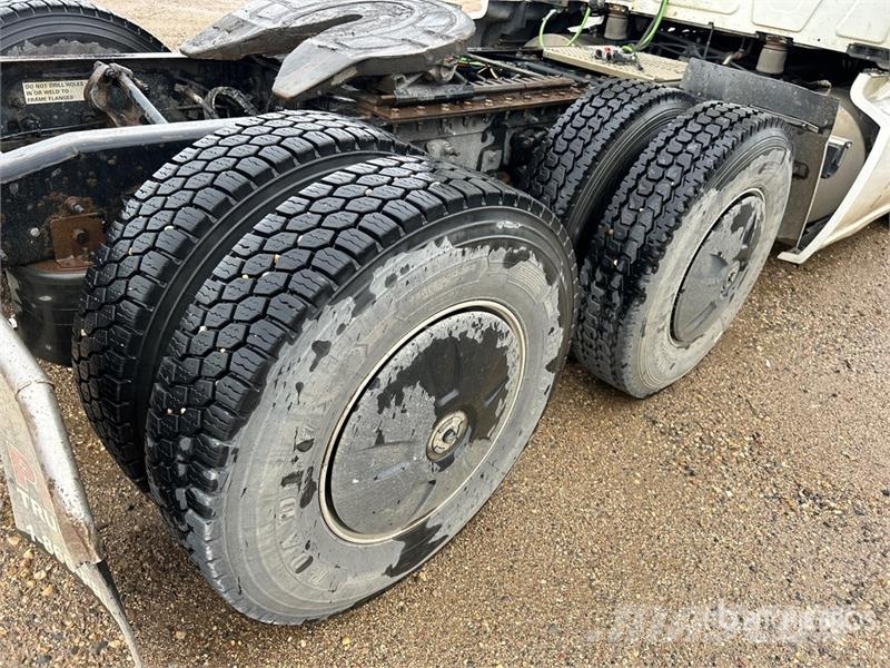 International LT62F 6x4 T/A Sleeper Truck Tractor (Inoperable) Влекачи