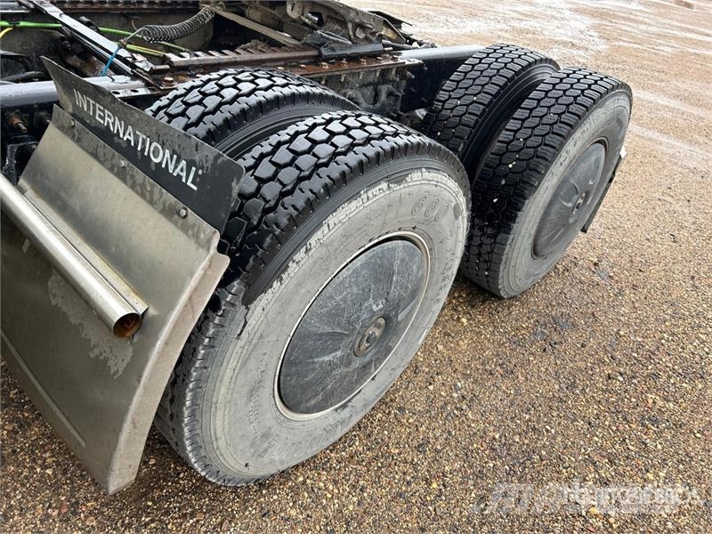 International LT62F 6x4 T/A Sleeper Truck Tractor (Inoperable) Влекачи