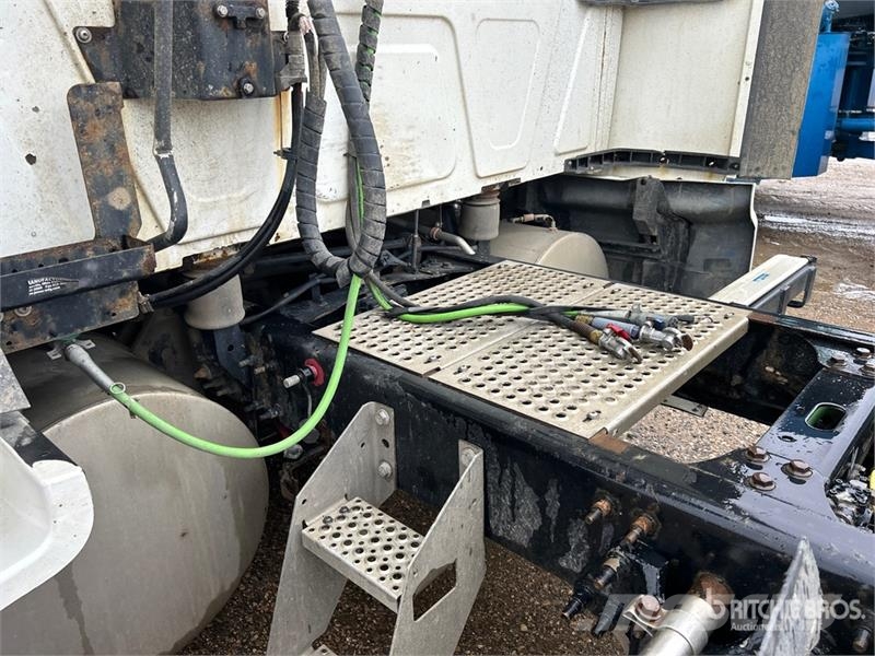 International LT62F 6x4 T/A Sleeper Truck Tractor (Inoperable) Влекачи