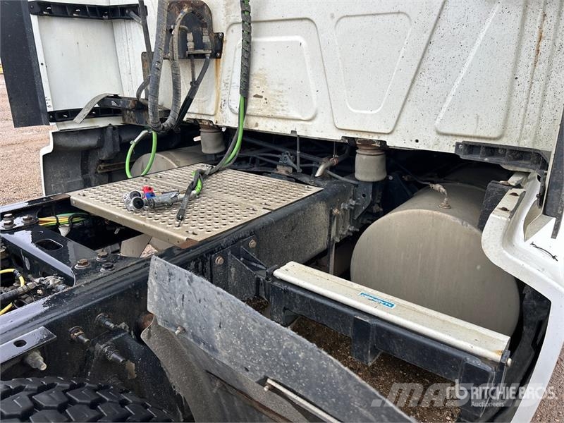International LT62F 6x4 T/A Sleeper Truck Tractor (Inoperable) Влекачи