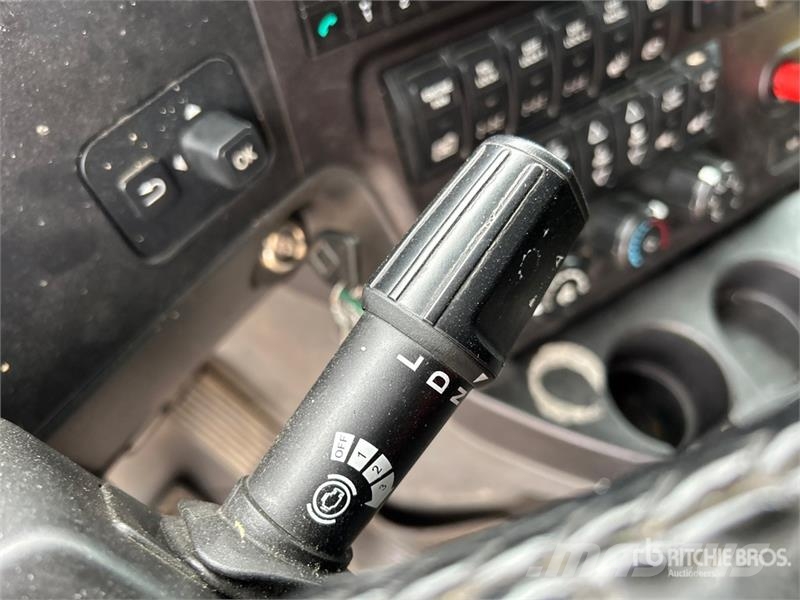 International LT62F 6x4 T/A Sleeper Truck Tractor (Inoperable) Влекачи