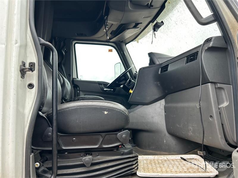 International LT62F 6x4 T/A Sleeper Truck Tractor (Inoperable) Влекачи