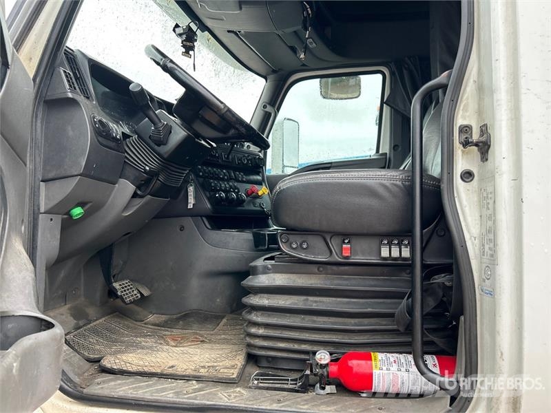 International LT62F 6x4 T/A Sleeper Truck Tractor (Inoperable) Влекачи