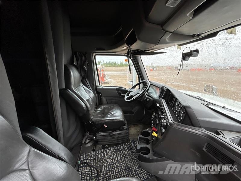 International LT62F 6x4 T/A Sleeper Truck Tractor (Inoperable) Влекачи