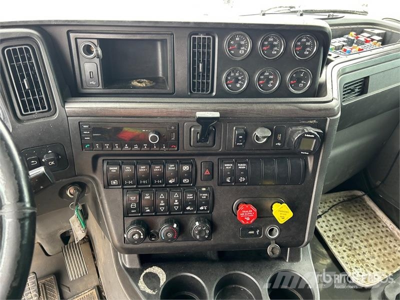 International LT62F 6x4 T/A Sleeper Truck Tractor (Inoperable) Влекачи