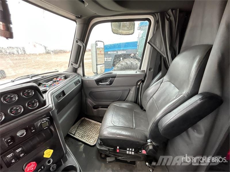 International LT62F 6x4 T/A Sleeper Truck Tractor (Inoperable) Влекачи
