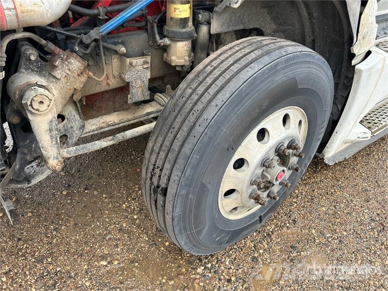 International LT62F 6x4 T/A Sleeper Truck Tractor (Inoperable) Влекачи