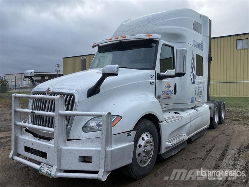 International LT62F S/A Day Cab Truck Tractor Trekkvogner