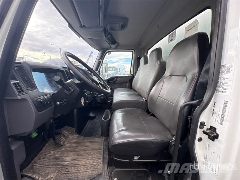 International MV 607 4x2 Freight Van Truck Furgons
