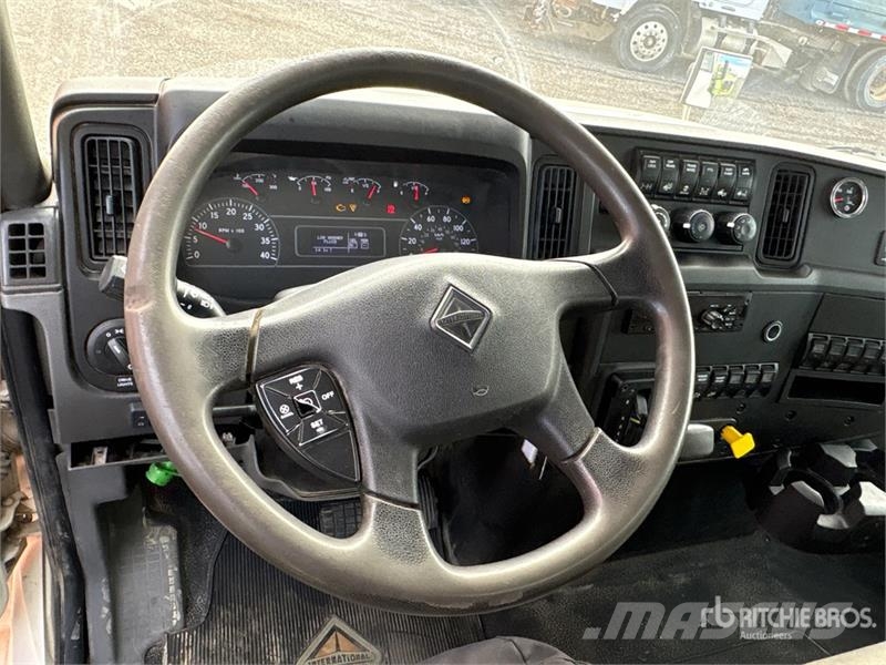 International MV607 4x2 Freight Van Truck Furgons