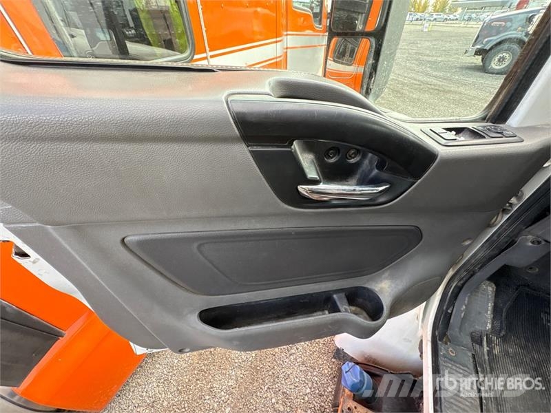 International MV607 4x2 Freight Van Truck Furgons