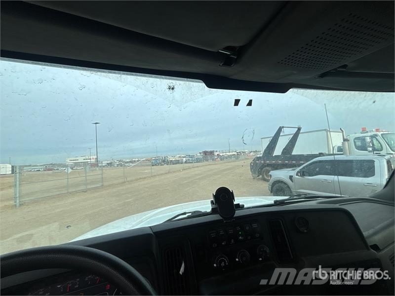 International MV607 4x2 Van Truck Camion cassonati