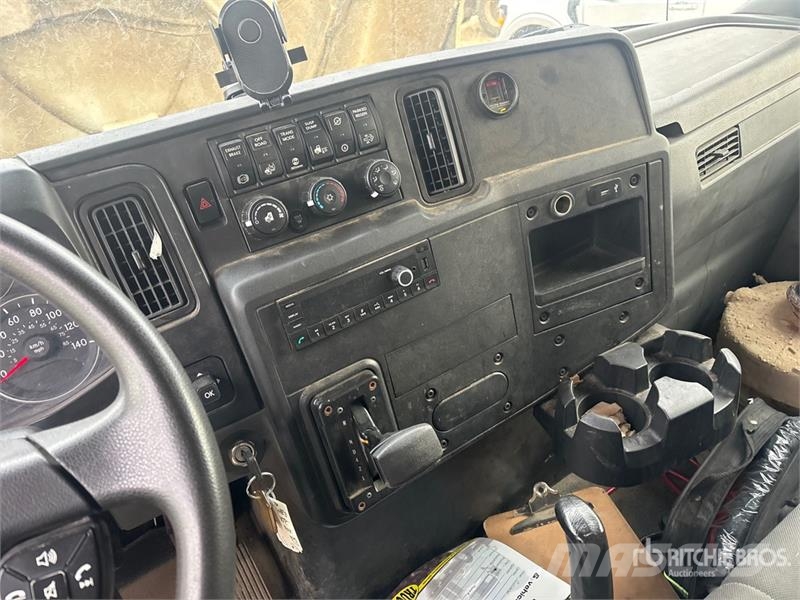 International MV607 4x2 Van Truck Camion cassonati