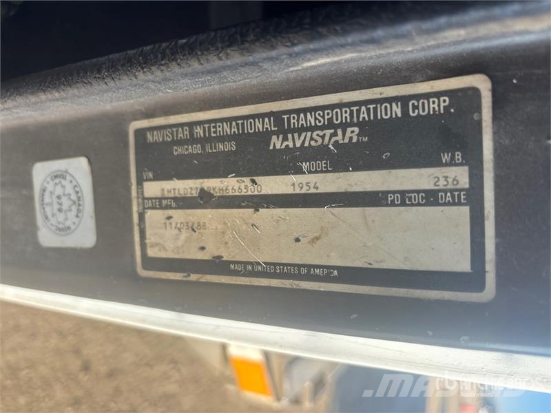 International NaviStar 1954 4x2 Flatbed Truck Platós / Ponyvás teherautók