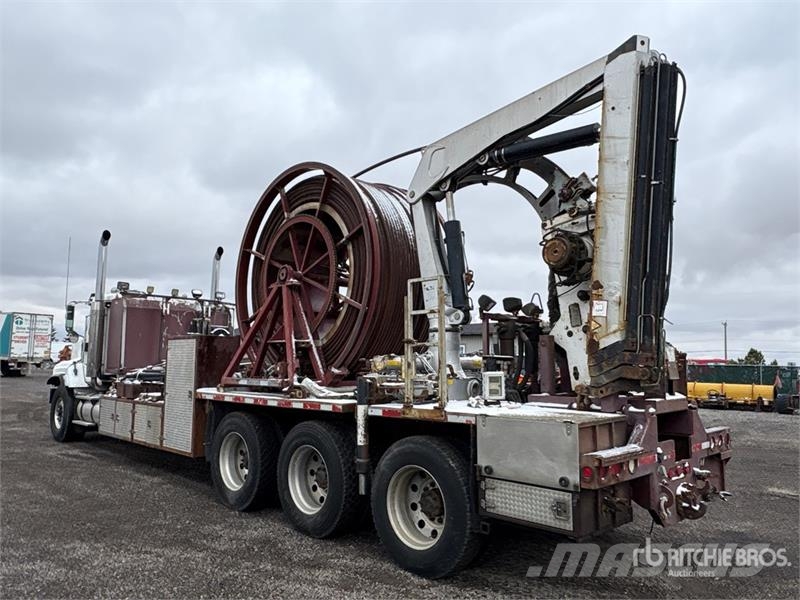 International Paystar 5600i 8x6 Coil Tubing Reel Truck Vehicule de recuperare