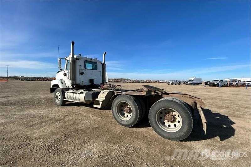 International PayStar 5600i 6x4 T/A Day Cab Truck Tractor Tegljači