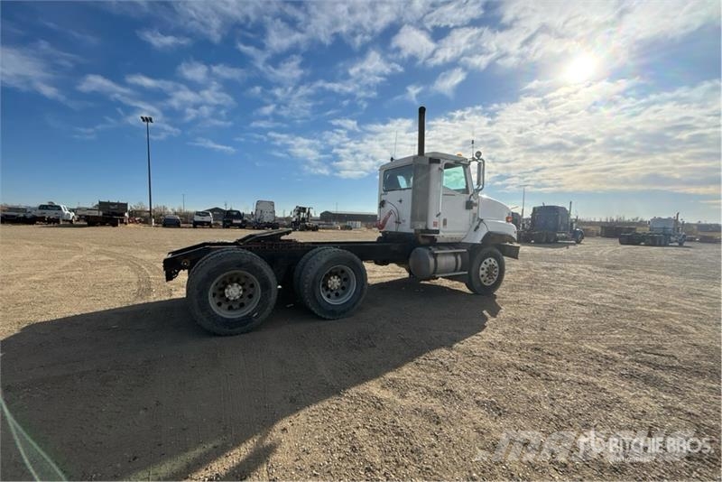 International PayStar 5600i 6x4 T/A Day Cab Truck Tractor Naudoti vilkikai