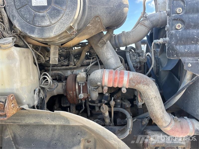 International PayStar 5600i 6x4 T/A Day Cab Truck Tractor Naudoti vilkikai
