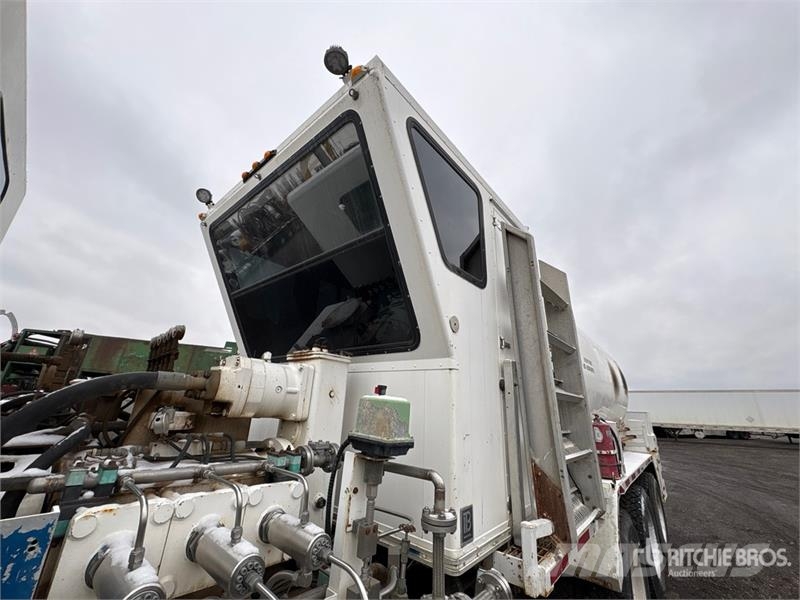 International Paystar 5600i 8x6 Sleeper Nitrogen Truck Специальные грузовики