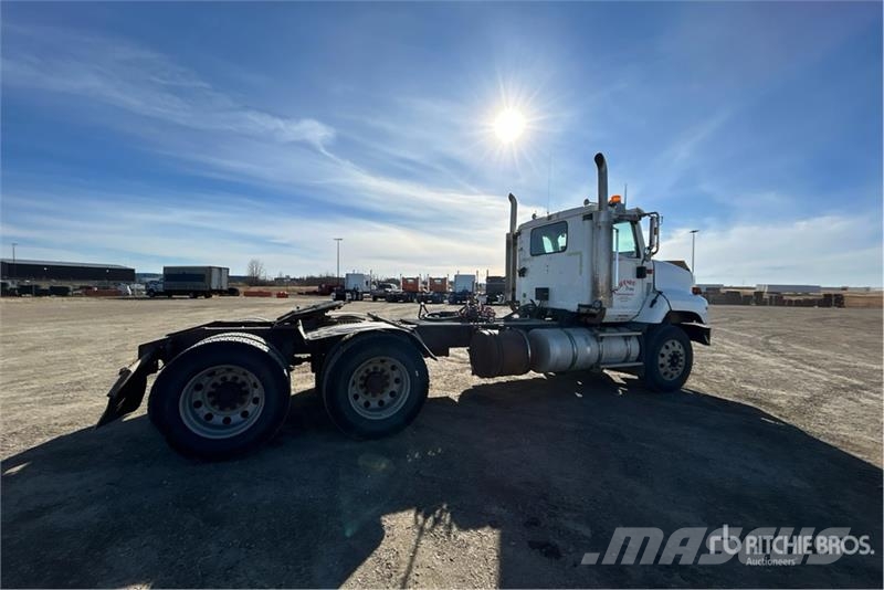 International PayStar 5600i 6x4 T/A Day Cab Truck Tractor Tegljači