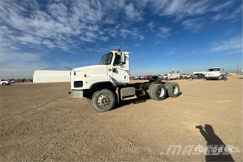 International PayStar 5600i 6x4 T/A Day Cab Truck Tractor Naudoti vilkikai