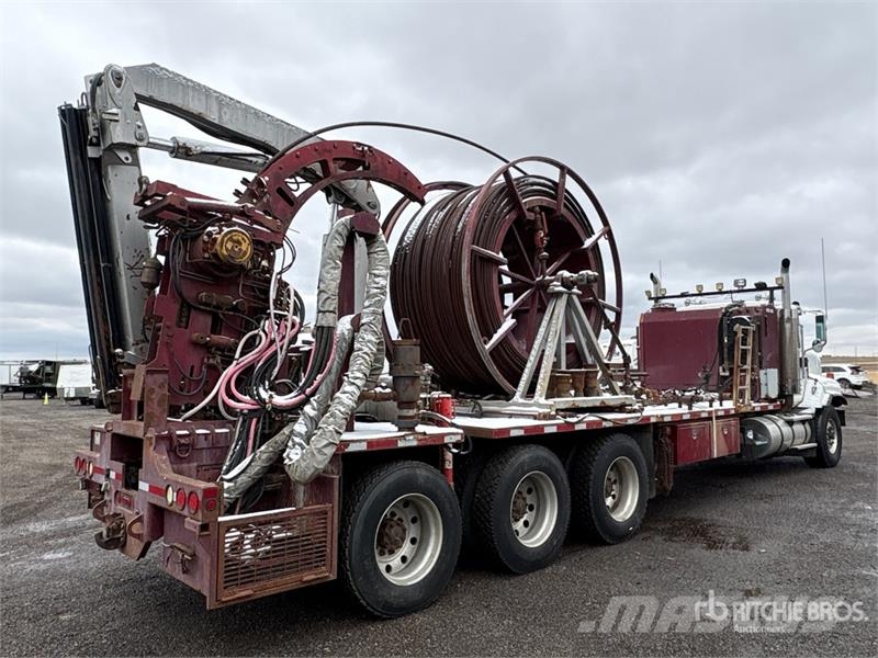International Paystar 5600i 8x6 Coil Tubing Reel Truck Vehicule de recuperare