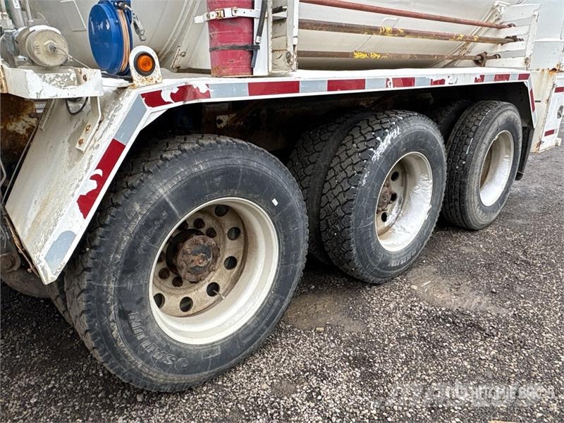 International Paystar 5600i 8x6 Sleeper Nitrogen Truck Специальные грузовики