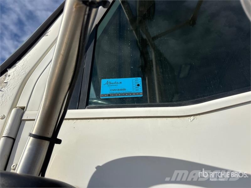 International PayStar 5600i 6x4 T/A Day Cab Truck Tractor Naudoti vilkikai