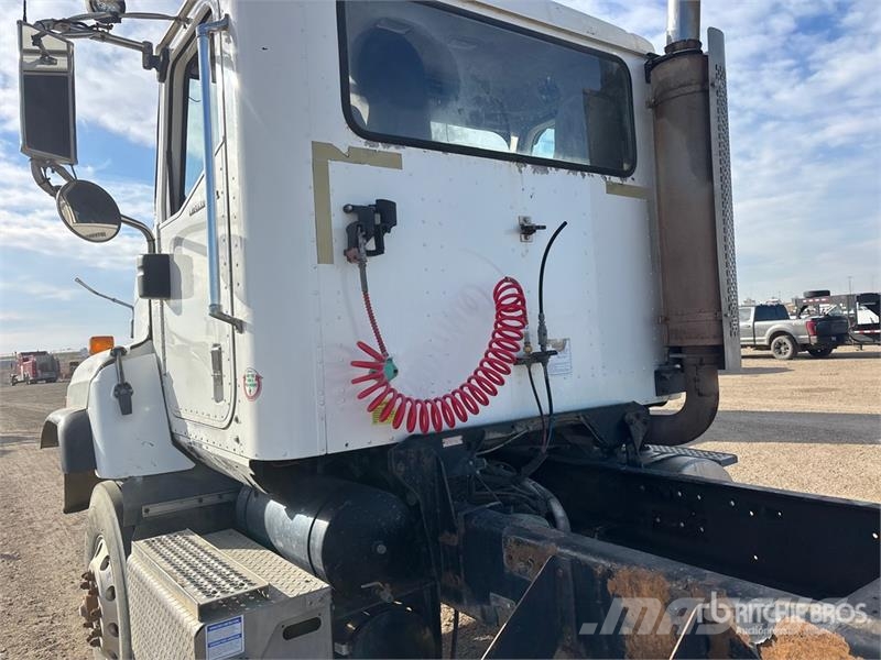 International PayStar 5600i 6x4 T/A Day Cab Truck Tractor Naudoti vilkikai