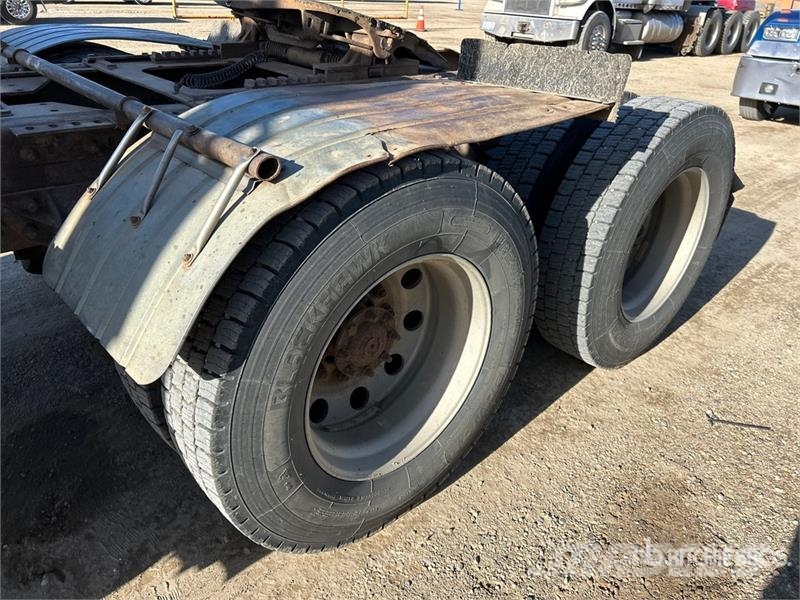 International PayStar 5600i 6x4 T/A Day Cab Truck Tractor Tegljači