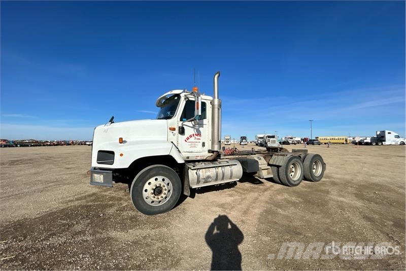 International PayStar 5600i 6x4 T/A Day Cab Truck Tractor Tegljači