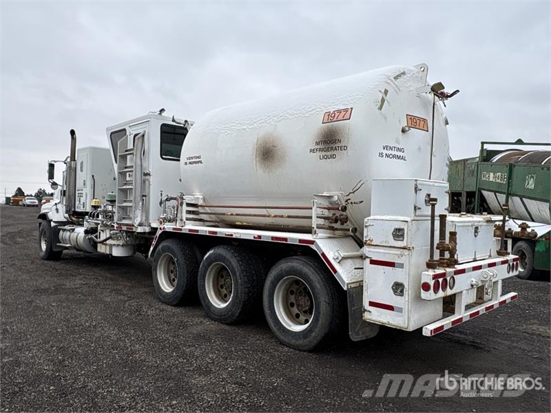 International Paystar 5600i 8x6 Sleeper Nitrogen Truck Специальные грузовики