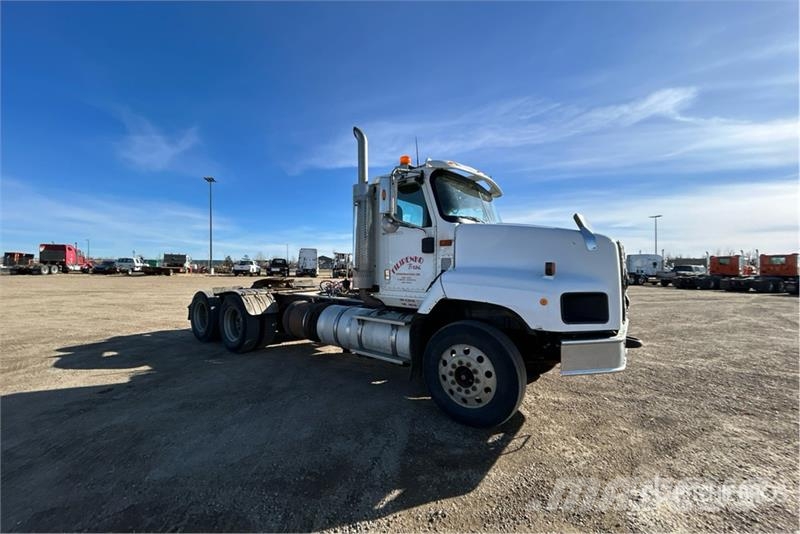 International PayStar 5600i 6x4 T/A Day Cab Truck Tractor Tegljači