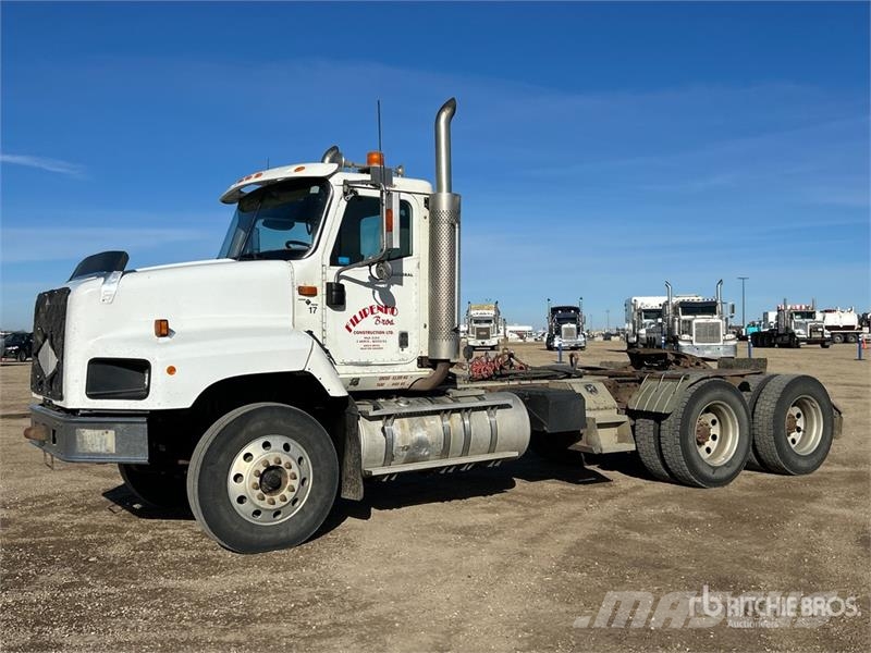 International PayStar 5600i 6x4 T/A Day Cab Truck Tractor Tegljači