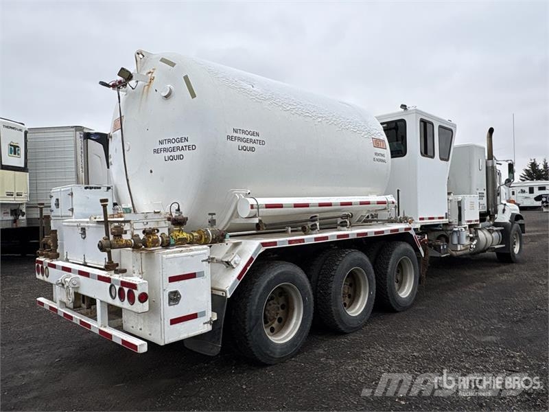 International Paystar 5600i 8x6 Sleeper Nitrogen Truck Специальные грузовики