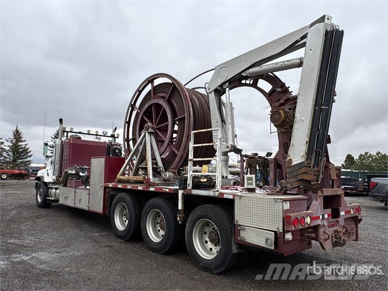 International Paystar 5600i 8x6 Coil Tubing Reel Truck Vehicule de recuperare