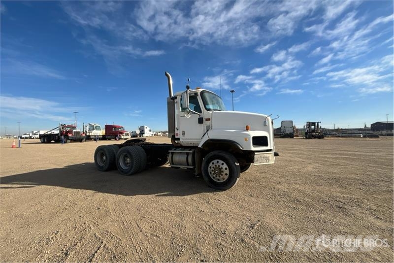 International PayStar 5600i 6x4 T/A Day Cab Truck Tractor Naudoti vilkikai