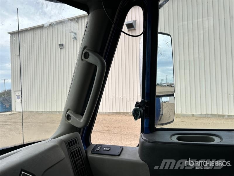 International ProStar+ 122 6x4 T/A Sleeper Truck Tractor Vilcēji