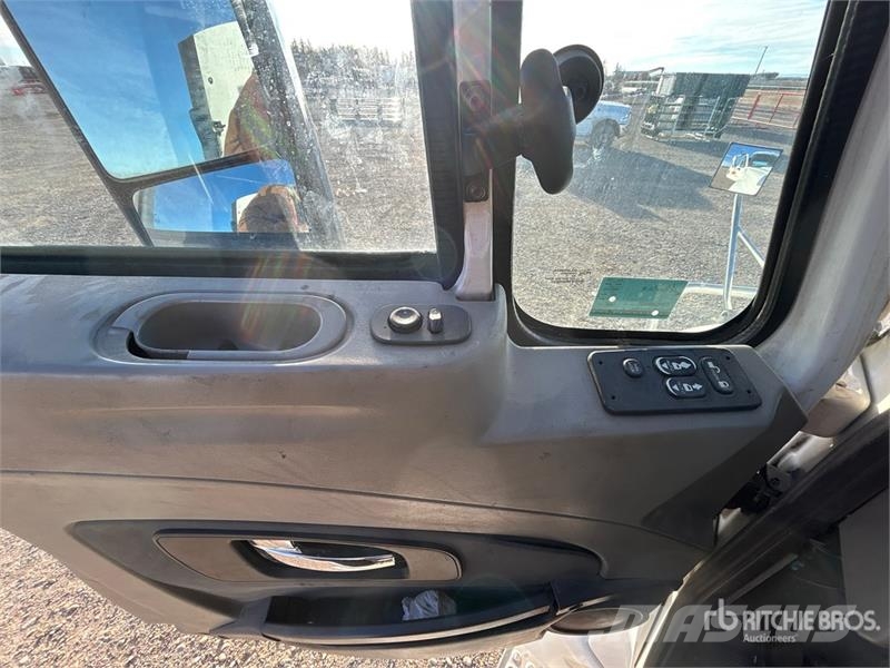 International ProStar 6x4 T/A Day Cab Truck Tractor (Inoperable) وحدات الجر